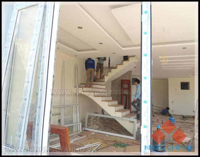 Đội thợ của nhựa, nhôm kính  đang thi công hệ thống cửa sổ Biệt thự Anh Trường Sơn La